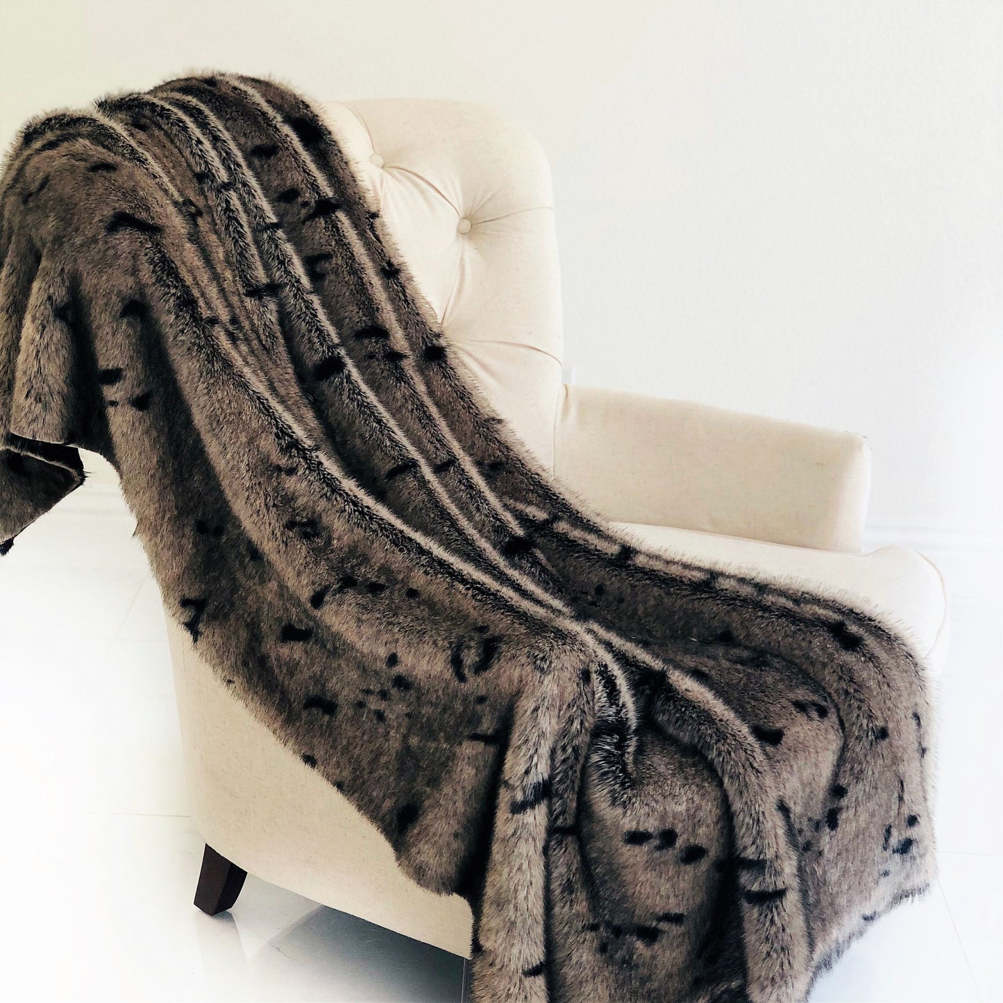 Gunmetal Gray Tones Tissavel Faux Fur Luxury Throw